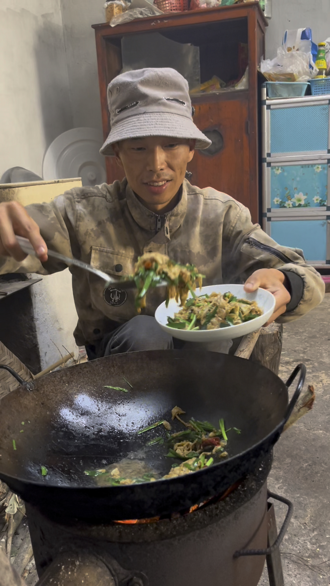 云南大山里忙碌的一天,晚饭搞顿好的,有酒有肉还有野生菌(下)