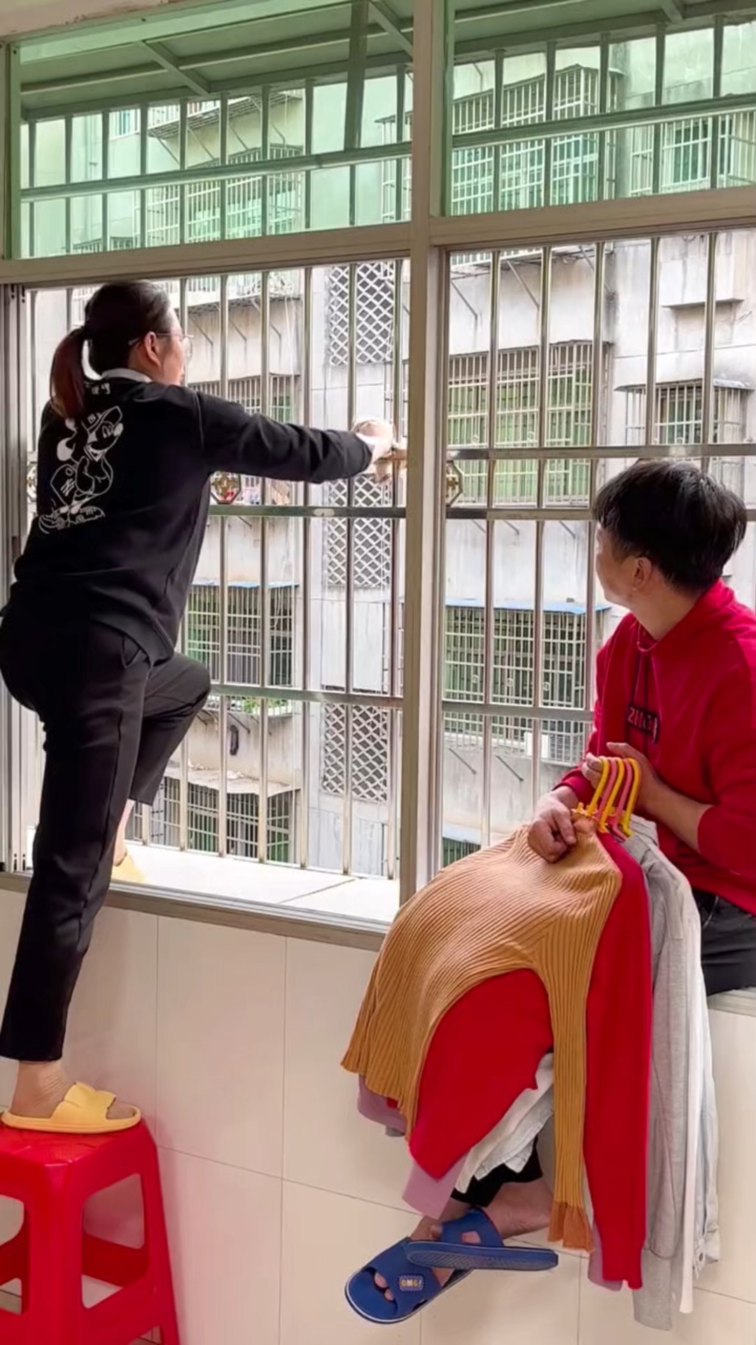 义乌牛人研发“晾衣架”火了,防盗窗也能挂,晒衣服挂腊肉很方便