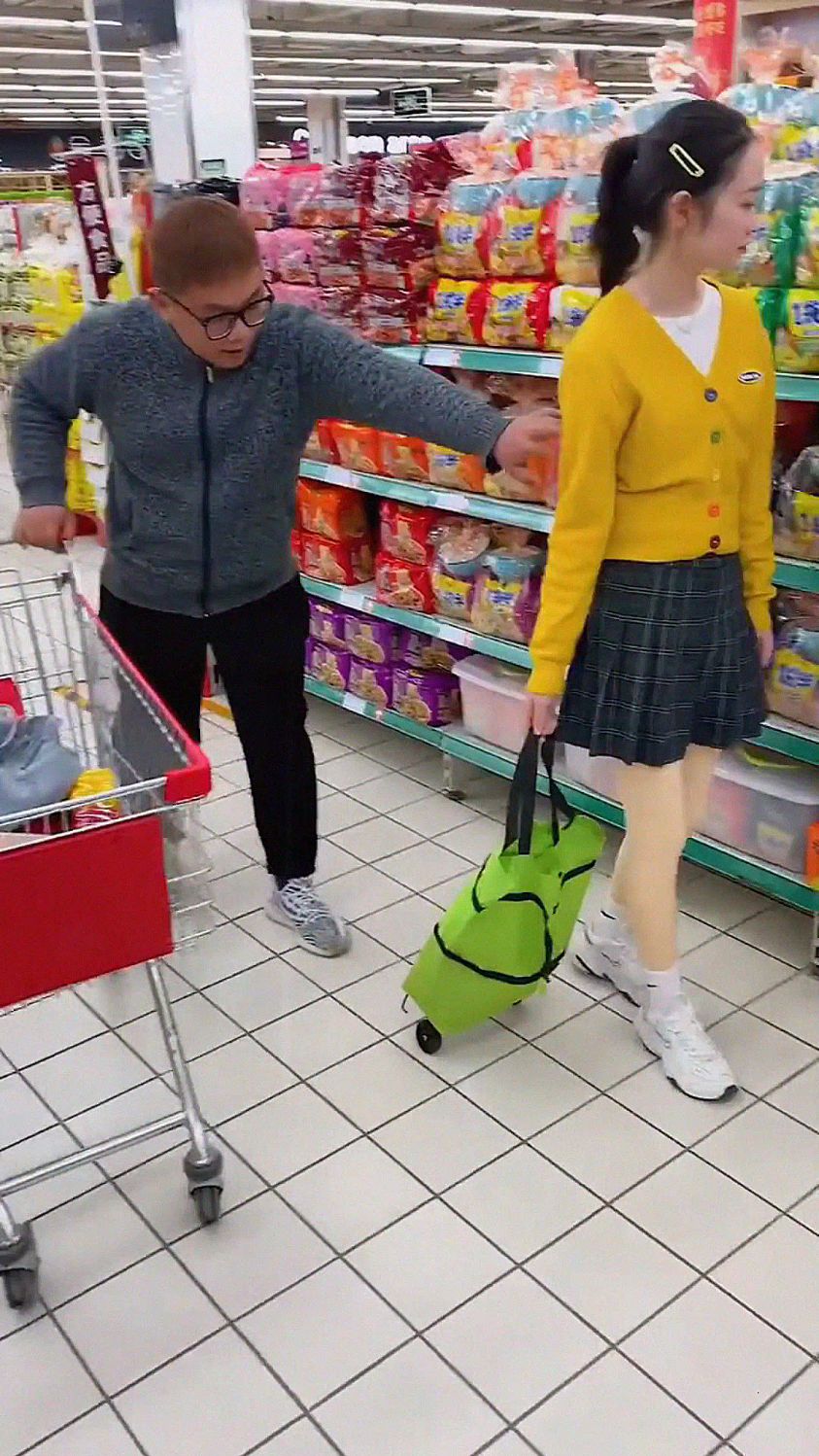 平时出门买菜!拿这个可折叠的小拉车,真的太方便了!