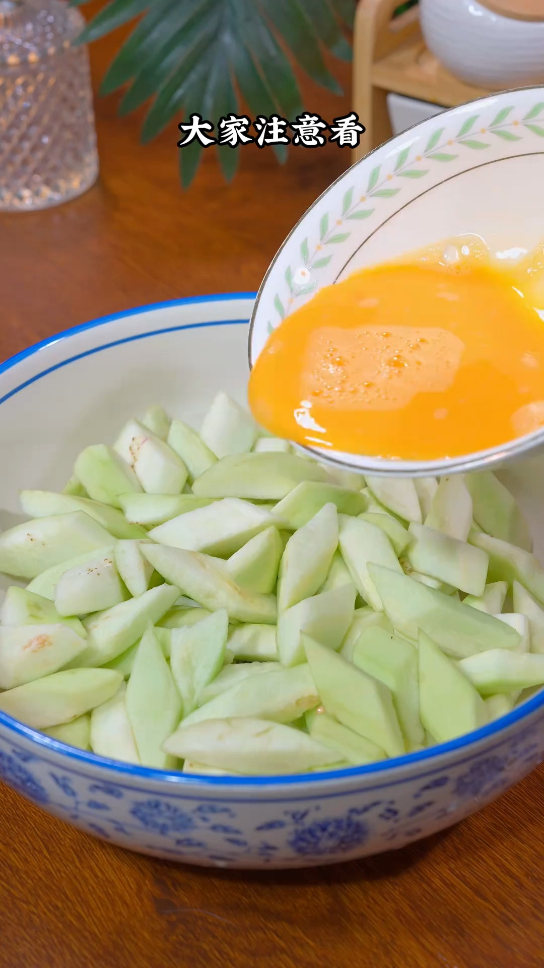 把鸡蛋液倒进茄子里,出锅就是一道经典美食,大人孩子都爱吃