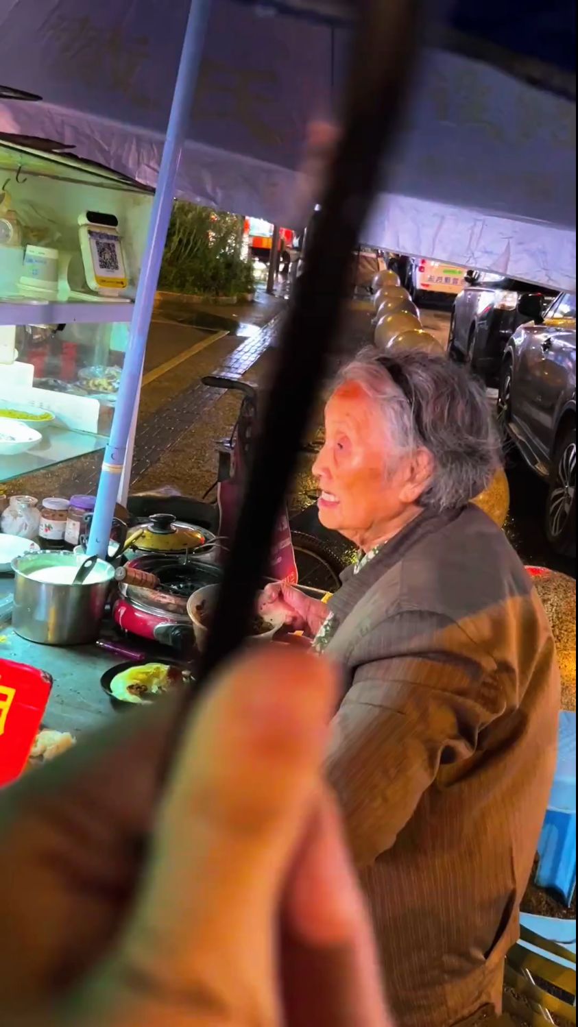 成都建设路蛋烘糕婆婆,怒怼被问烤焦了怎么办?