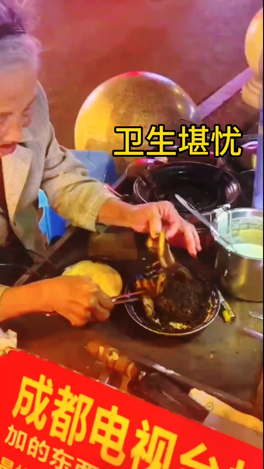 90岁摆摊卖高价蛋烘糕的网红婆婆,直接徒手撕馅儿——梅菜扣肉