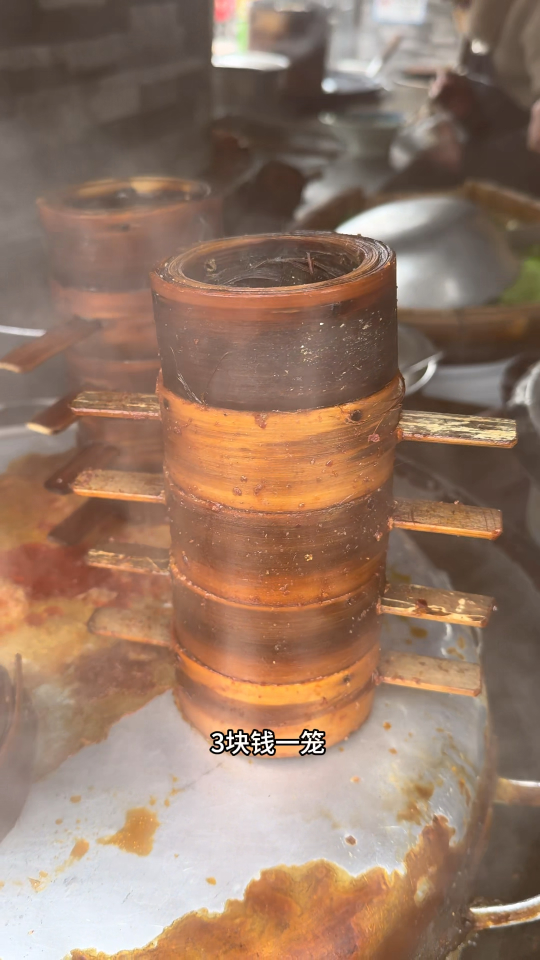 四川的蒸肉笼太小了,河南小伙点了五笼也吃不饱