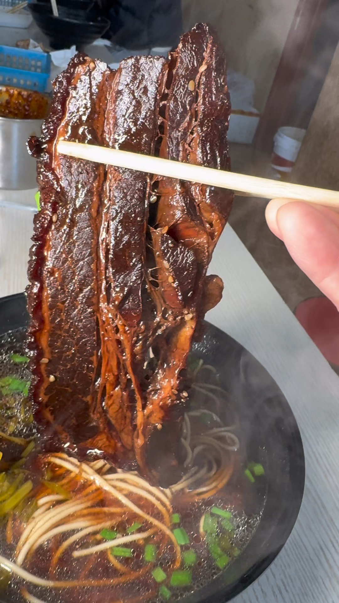 南京大肉面27块钱一碗,一块肉半斤重比脸都大,吃着真香