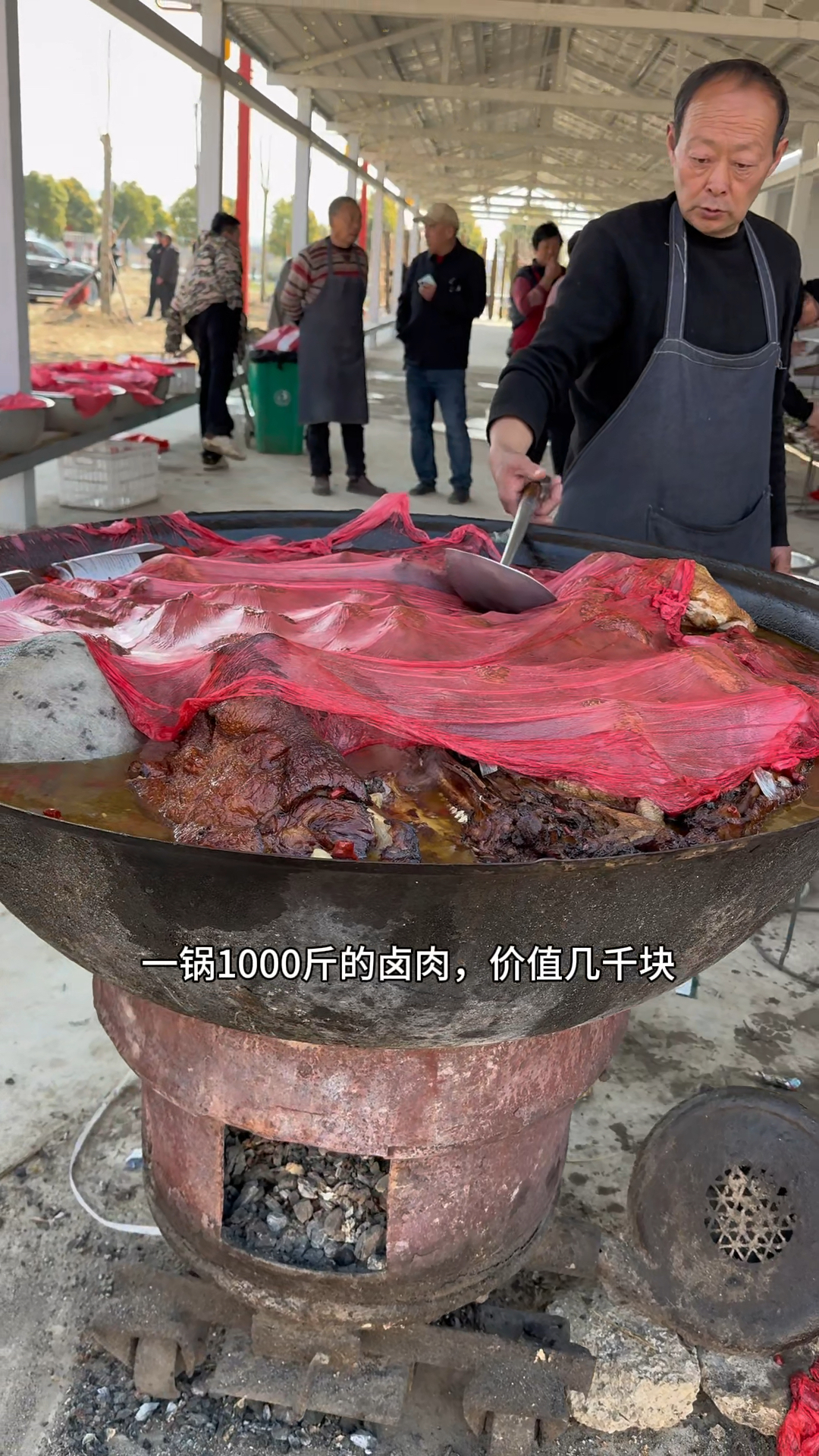 河南大席上的大锅卤肉一锅1000斤,有烧鸡肘子猪脸,真不赖