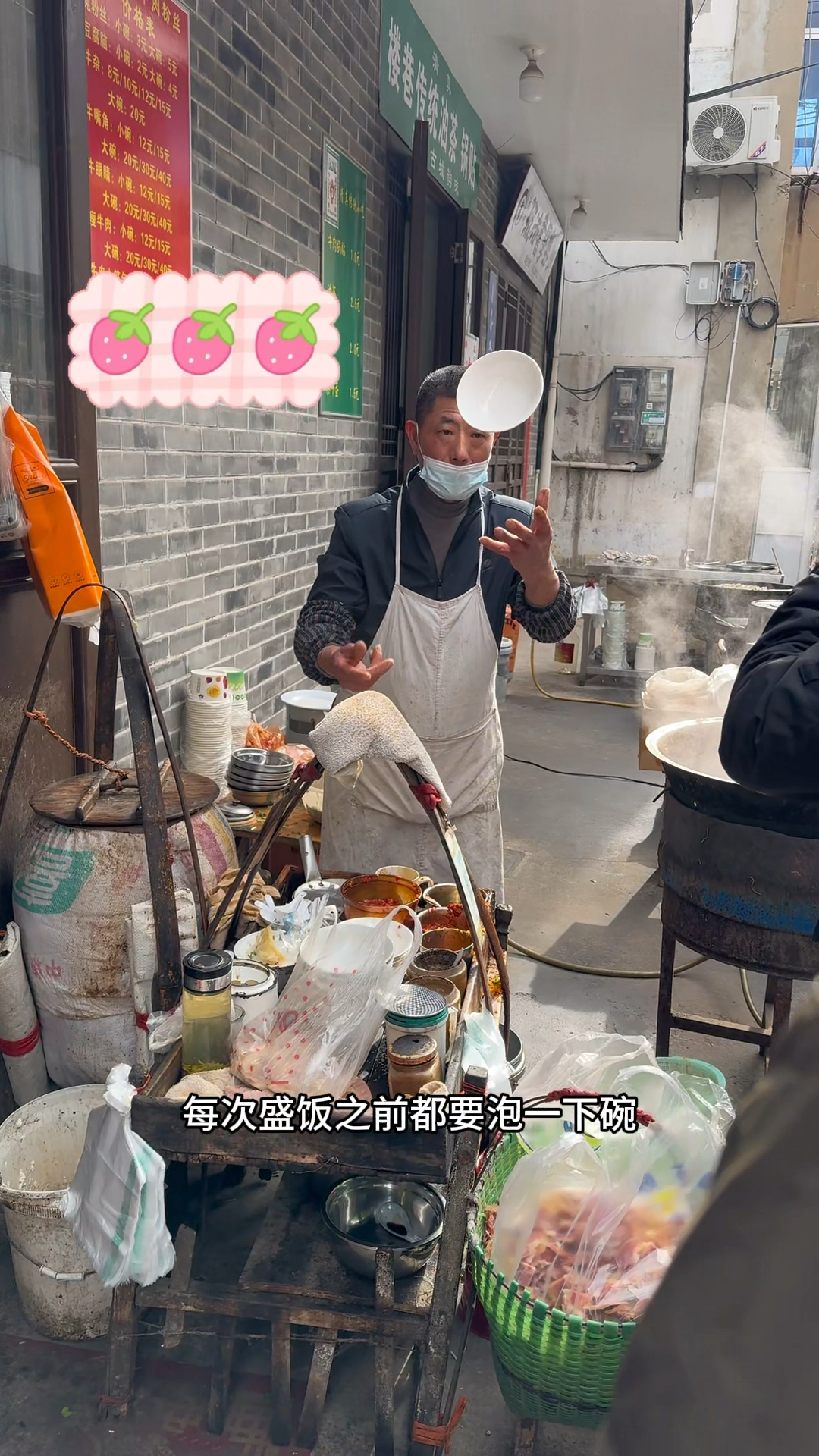 安徽老板卖粉丝豆腐脑两块钱一碗,每次盛前都要拍一次碗真好玩
