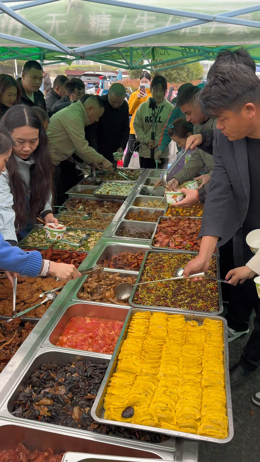 安徽盒饭姐在马路边卖10块钱40个菜,人们开车过来排队吃