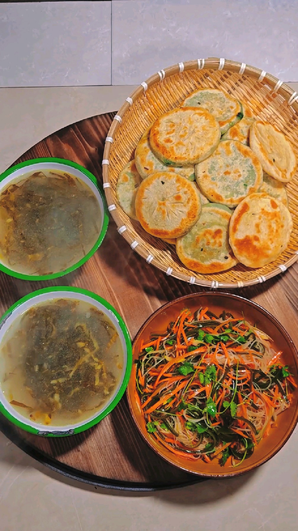 太姥姥教我的韭菜饼,记住这个小技巧,皮软馅鲜又好吃