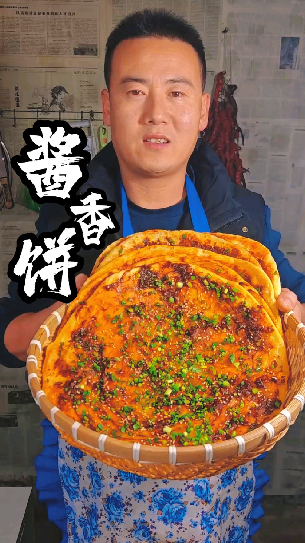 这小伙烙酱香饼是一绝,秘制酱料也太香了,有锅气的酱香饼才好吃