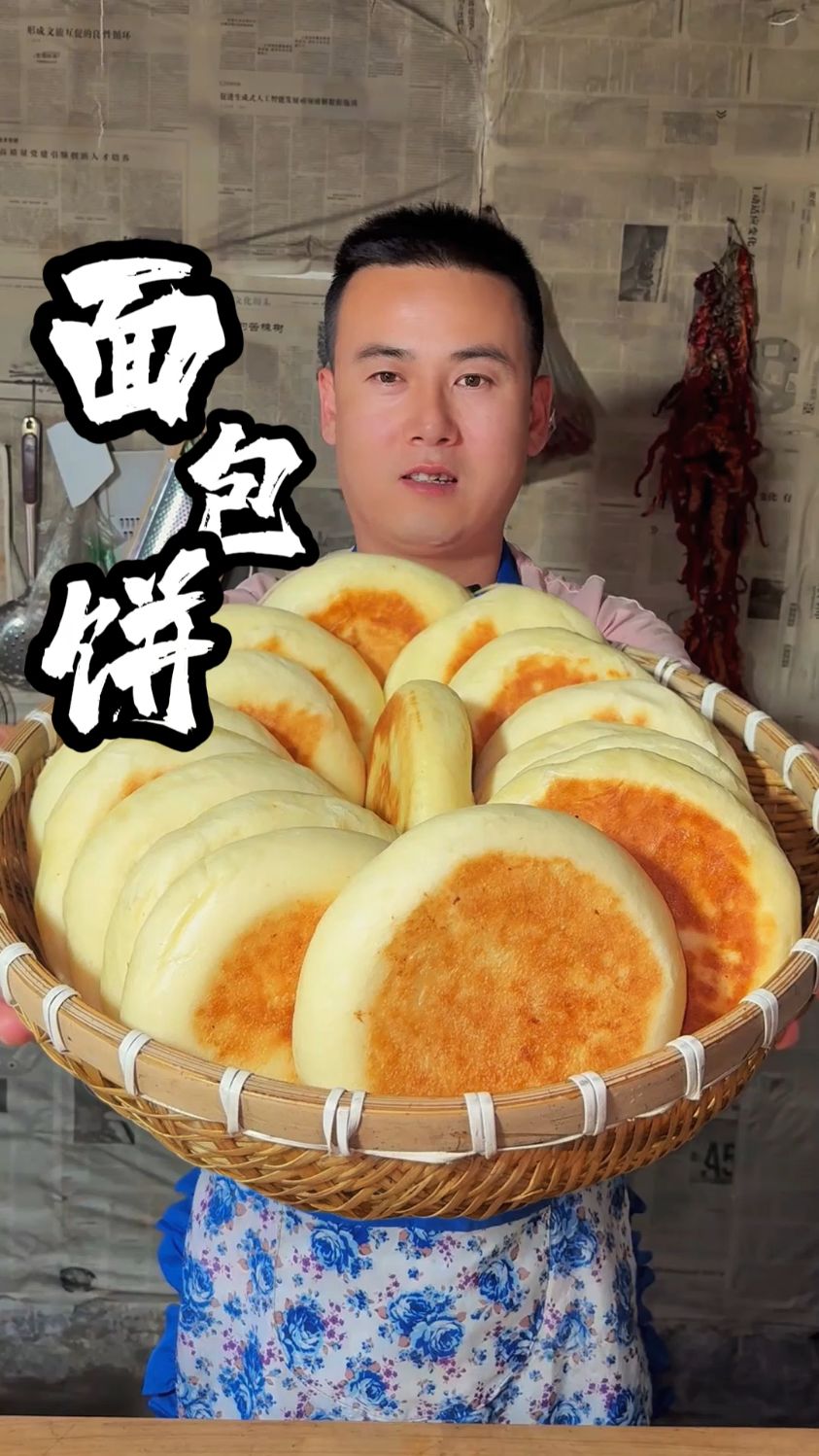 四颗鸡蛋半碗面,这样做出来的面包饼比烤的都好吃,快收藏