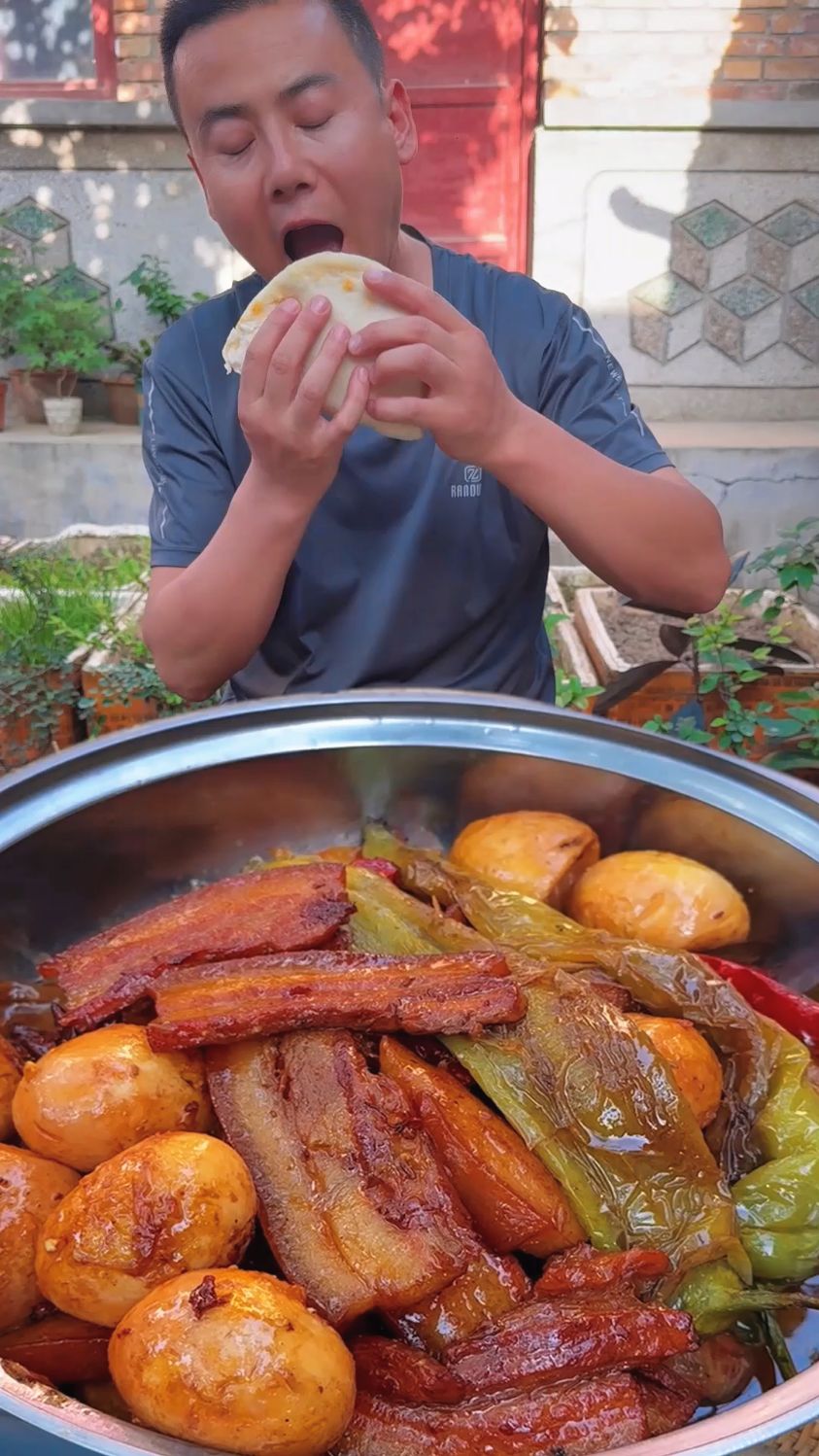 柴火灶炖上一锅把子肉,再蒸几个荷叶饼,这肉夹馍吃着太过瘾了