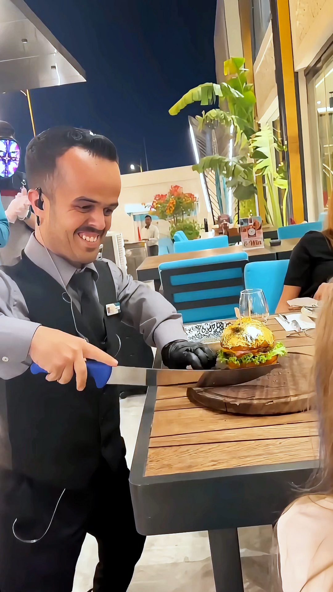 国外的奇闻趣事,大厨亲自为小女孩切汉堡