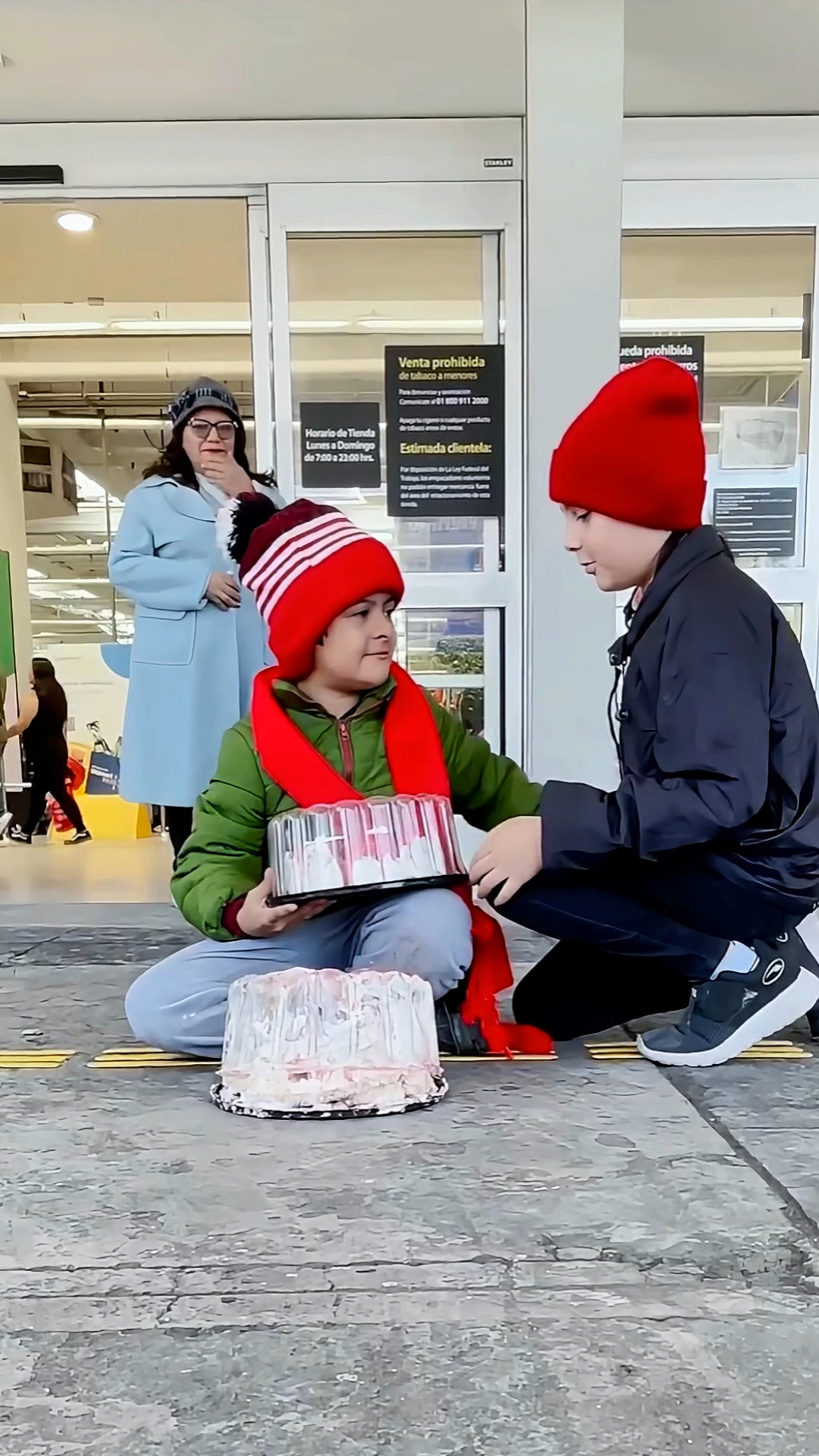 国外的暖心男孩，给小弟弟买了一个新蛋糕