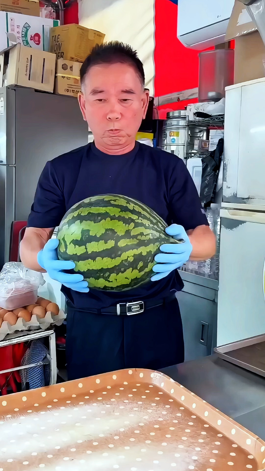 国外大叔西瓜汁出圈,制作过程很解压