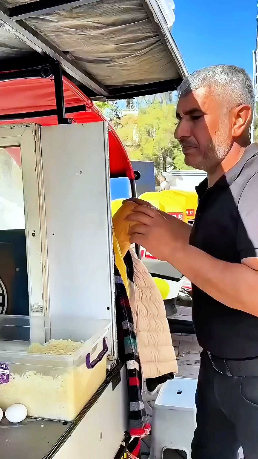 国外的美食多种多样，男子的面包太香了