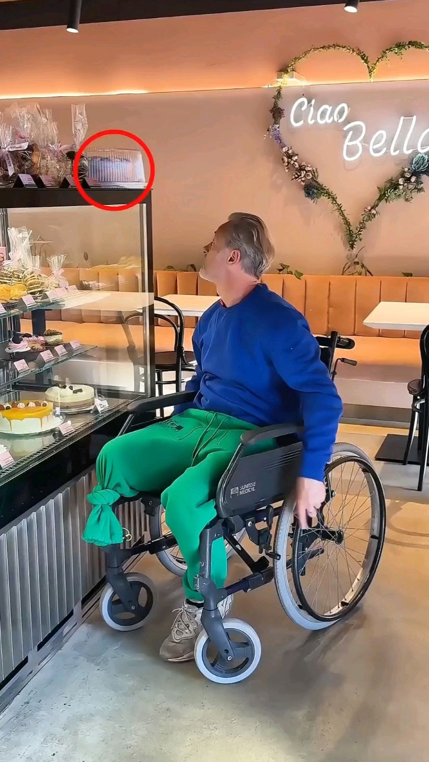 国外的蛋糕店里，大叔被小伙的举动震惊了