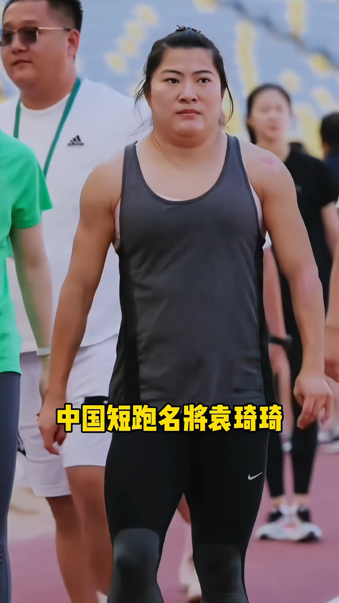 袁琦琦下蹲系鞋带时腿部的肌肉太震撼了,一般男运动员真比不了!