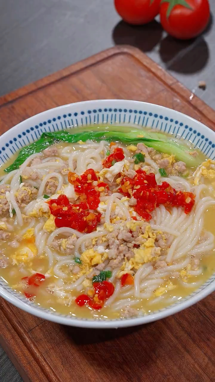早餐不知道吃什么,就做一碗鸡蛋肉沫汤粉,鲜美的汤汁