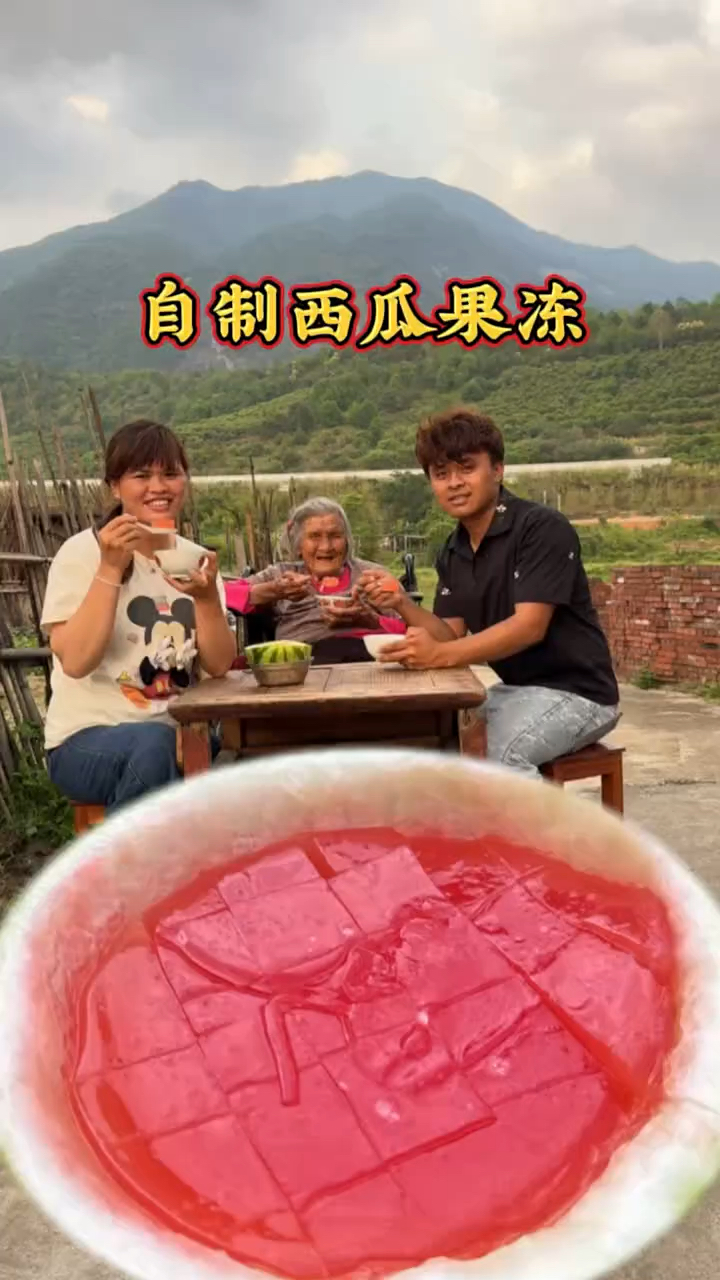 西瓜不小心摔烂了，通仔用西瓜做西瓜果冻吃。