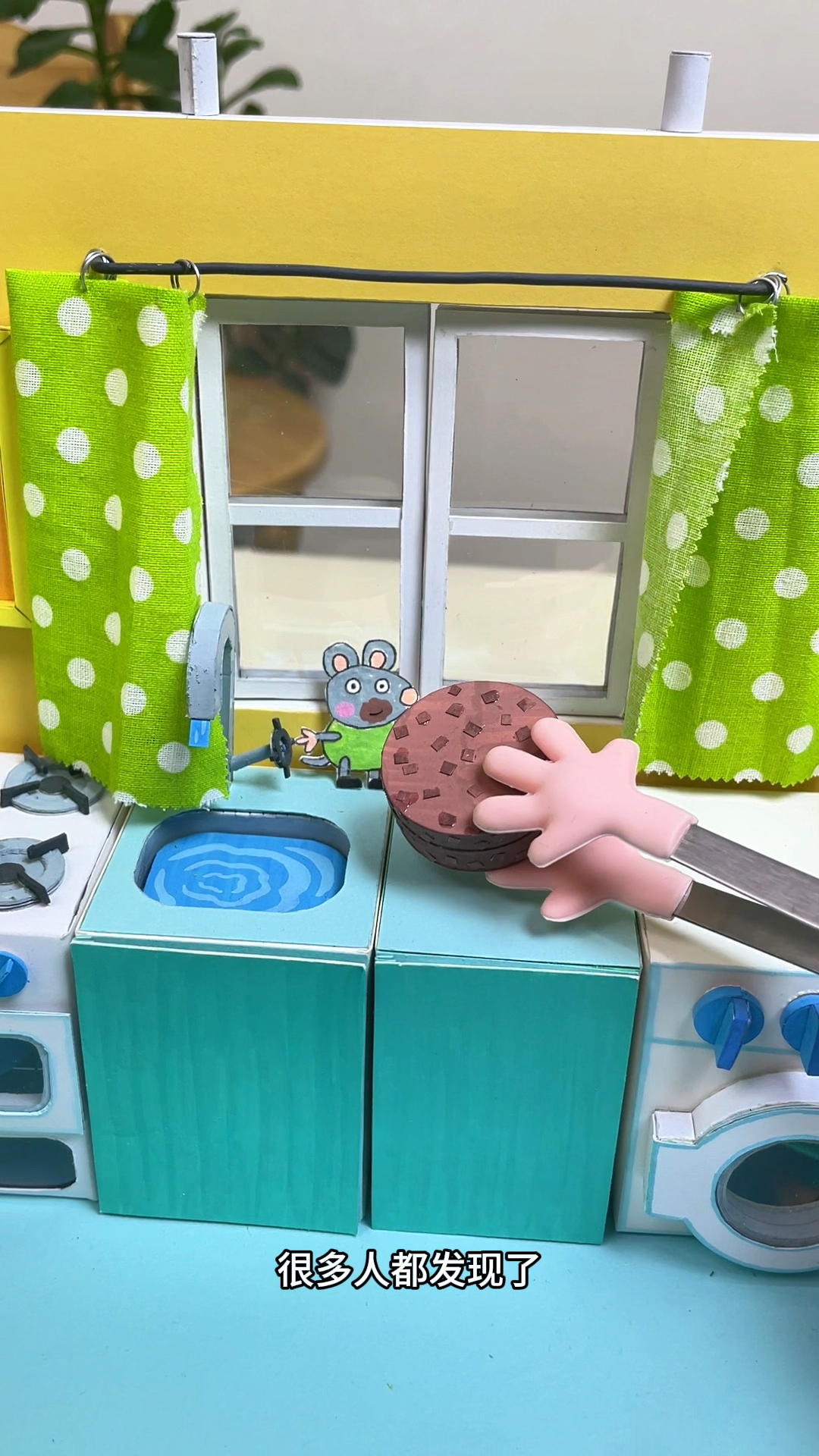 原来偷吃巧克力蛋糕的是他