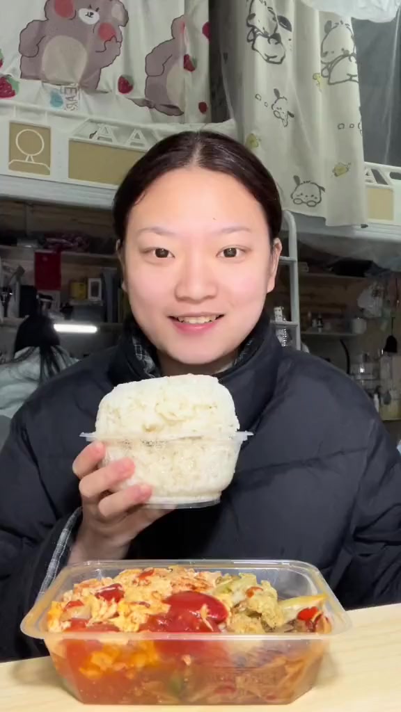 西红柿炒鸡蛋 豆皮腊肉还有花菜炒肉