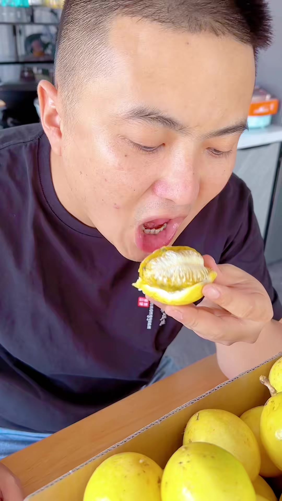 奶油蛋糕夹心搭配黄金果粒，酸甜中和甜腻，丰富蛋糕口感层次感