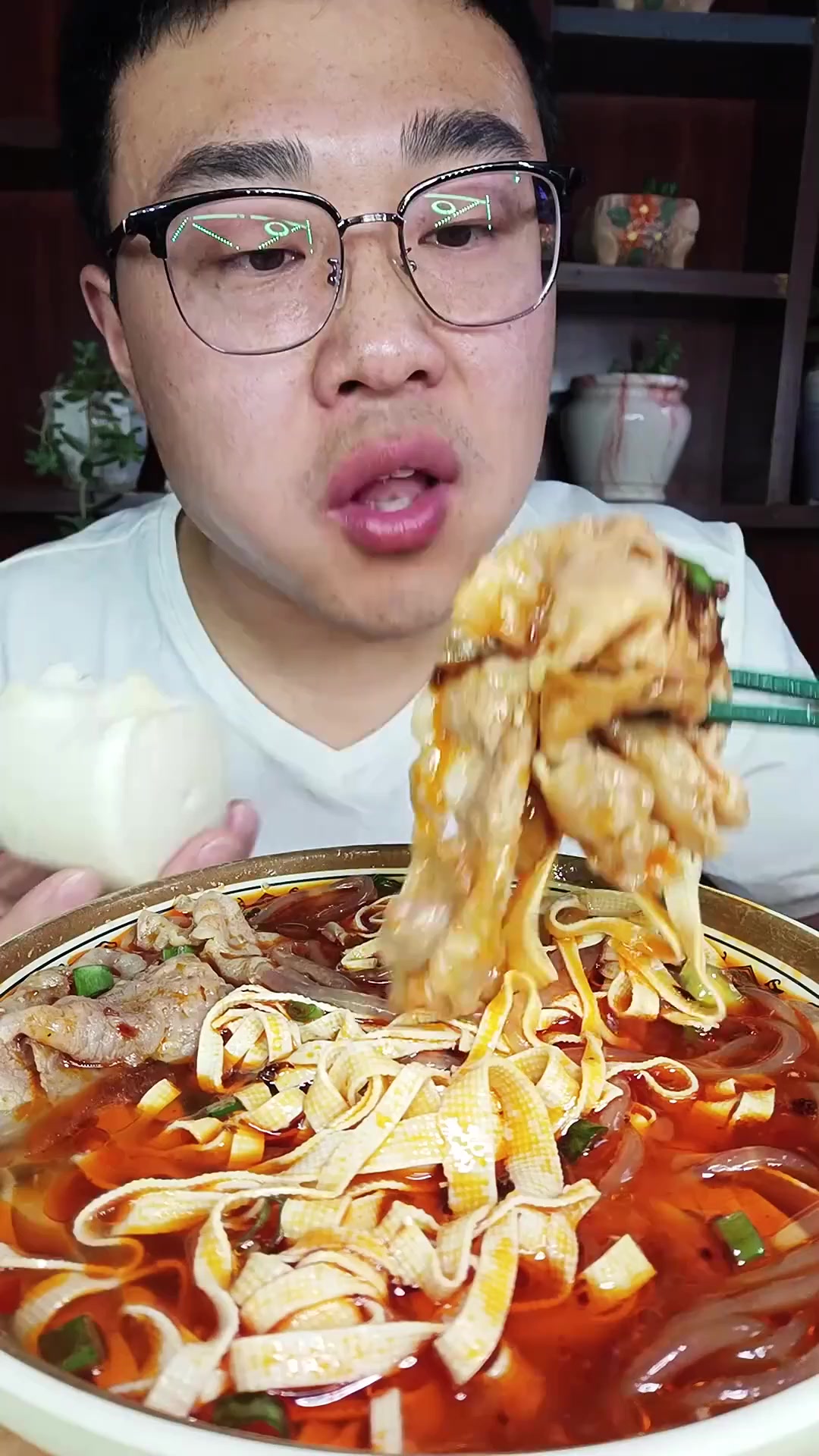 吃麻辣的烩菜，满头大汗，过瘾。