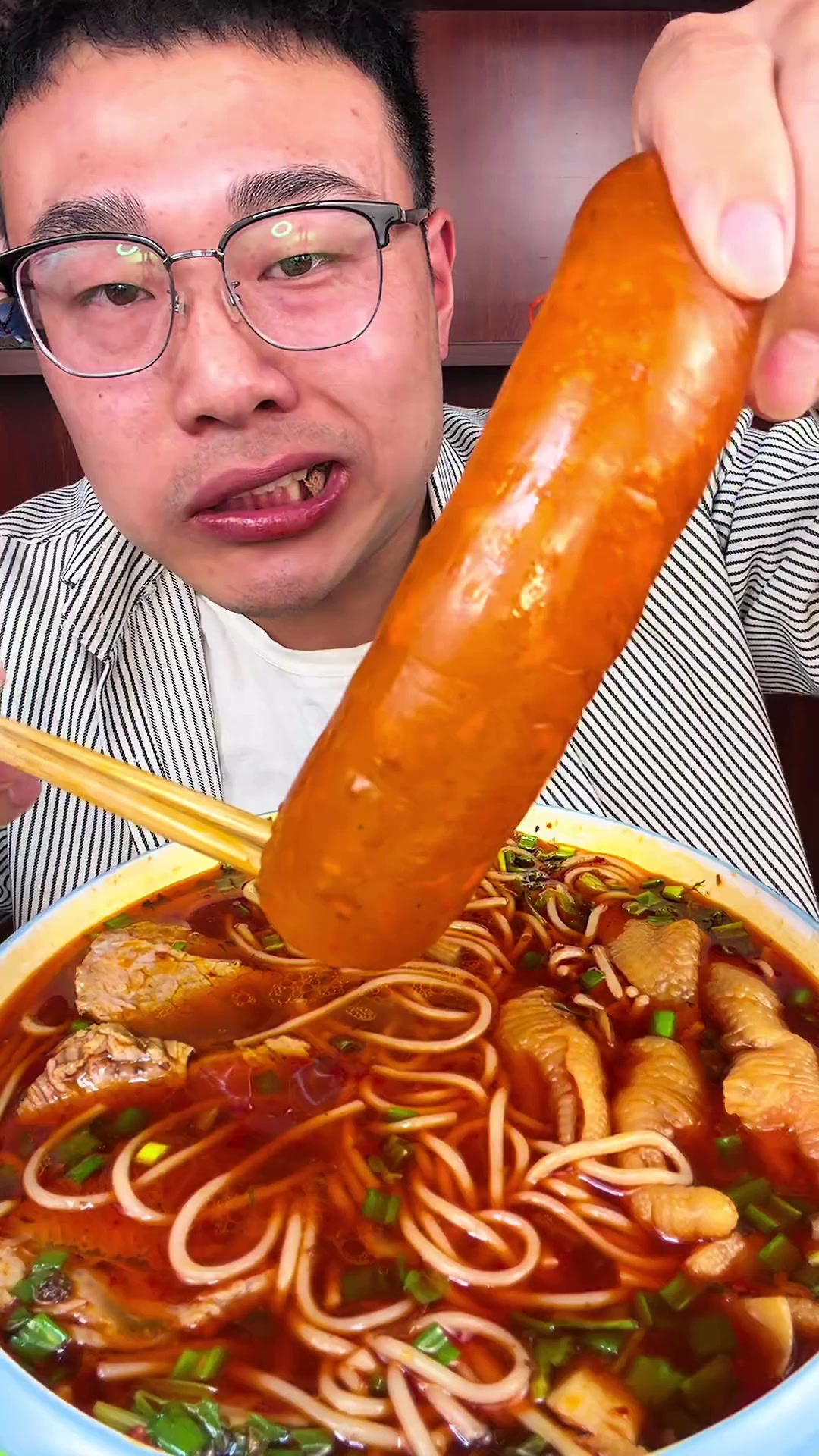 爆辣牛肉米线 大片牛肉，无骨鸡爪，半根素肠，配料太太太丰富了