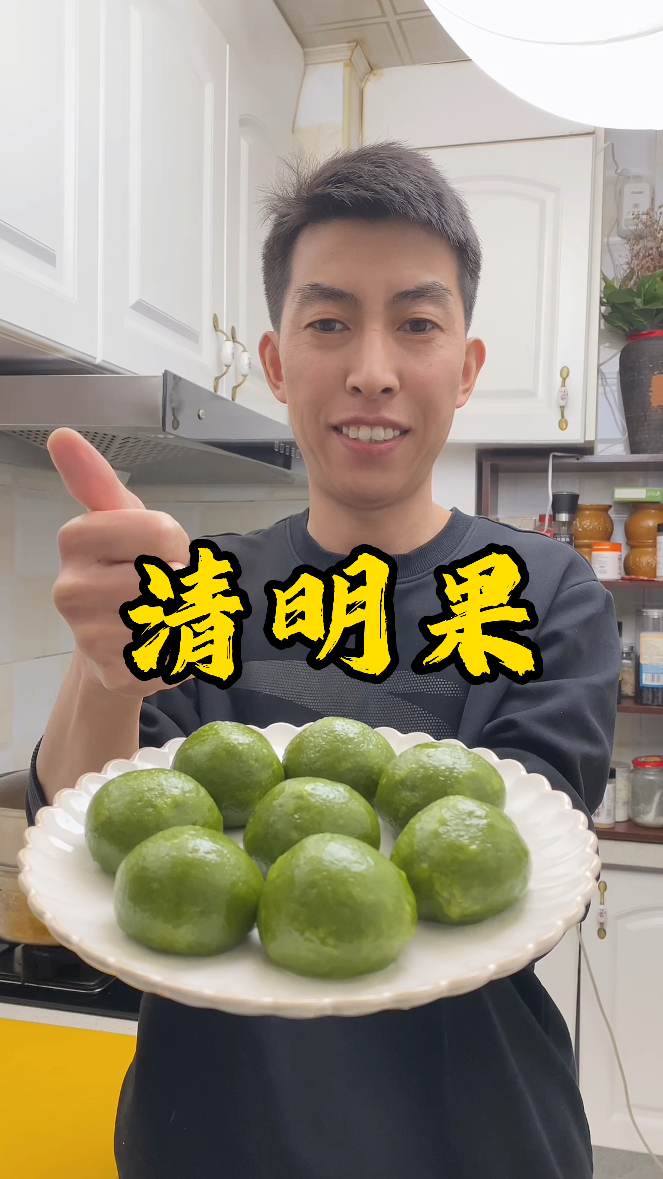 往糯米粉里倒入菠菜汁,出锅就是一道民间特色美食,皮薄馅大好吃