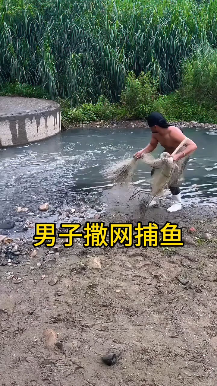 男子正在河边撒网捕鱼