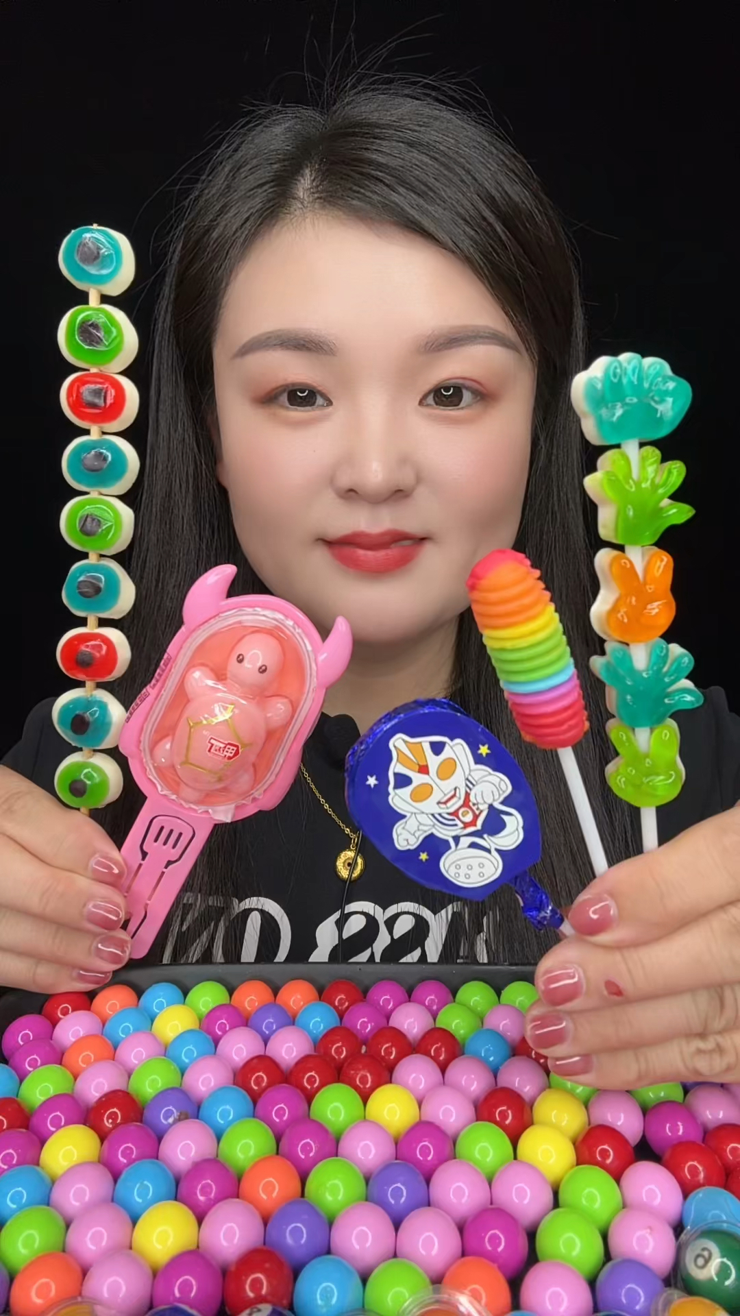 今天吃乌龟布丁  巧克力  彩虹棒棒糖  剪刀石头布糖果  嘎嘎好吃