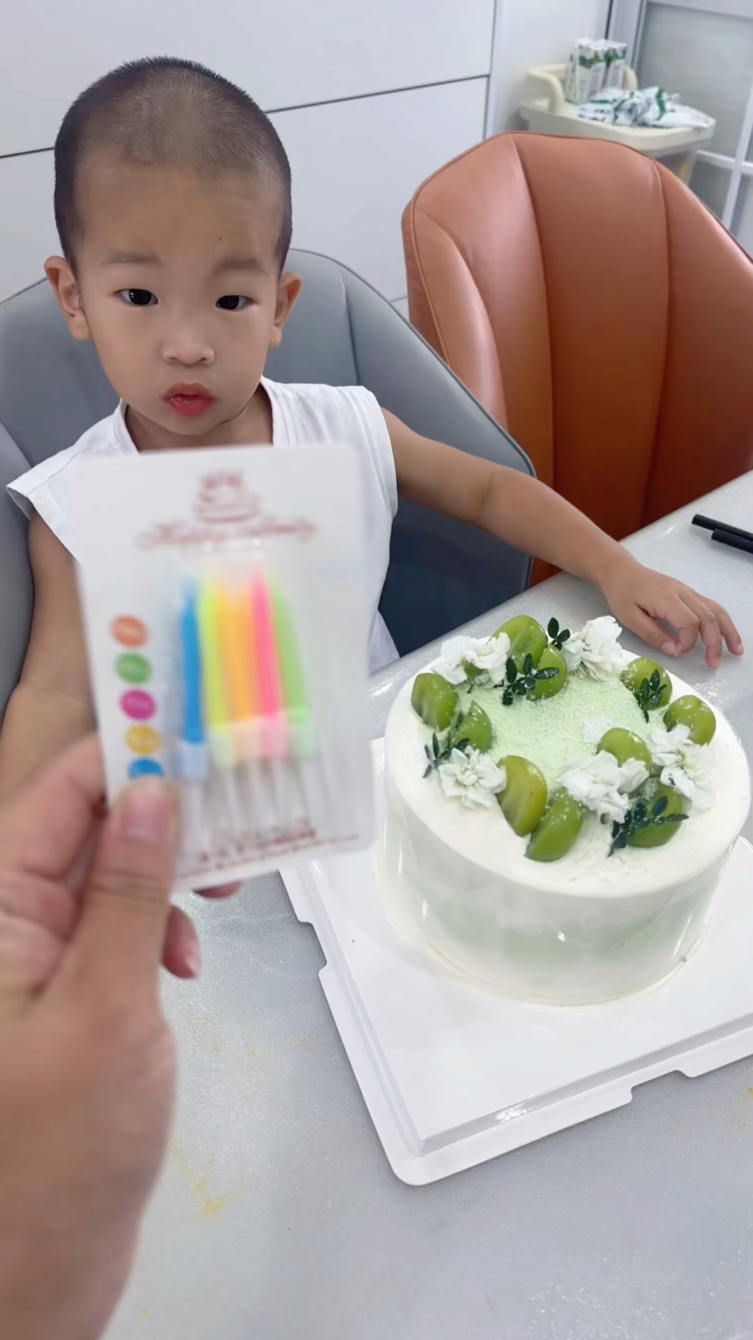喜欢吃生日蛋糕的小宝宝