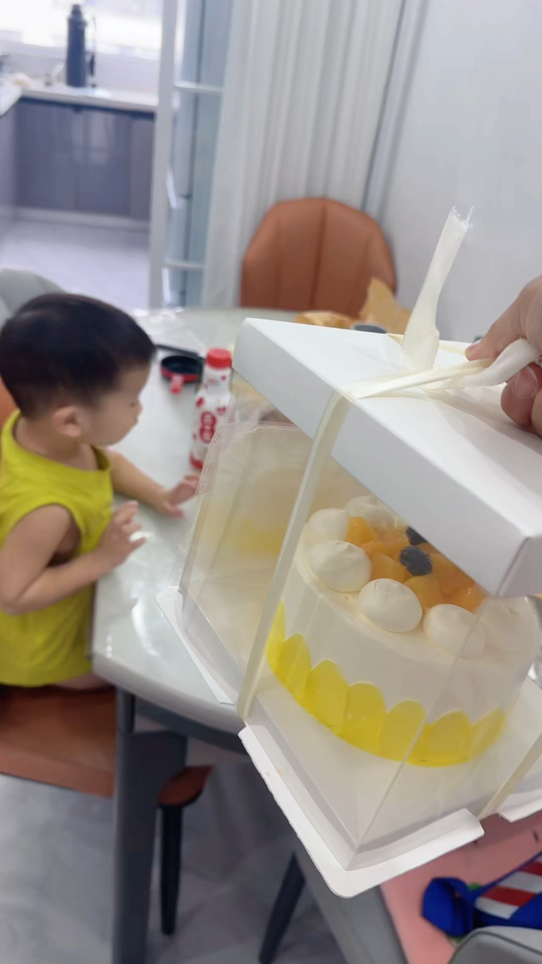 给小朋友买了他吃的生日蛋糕