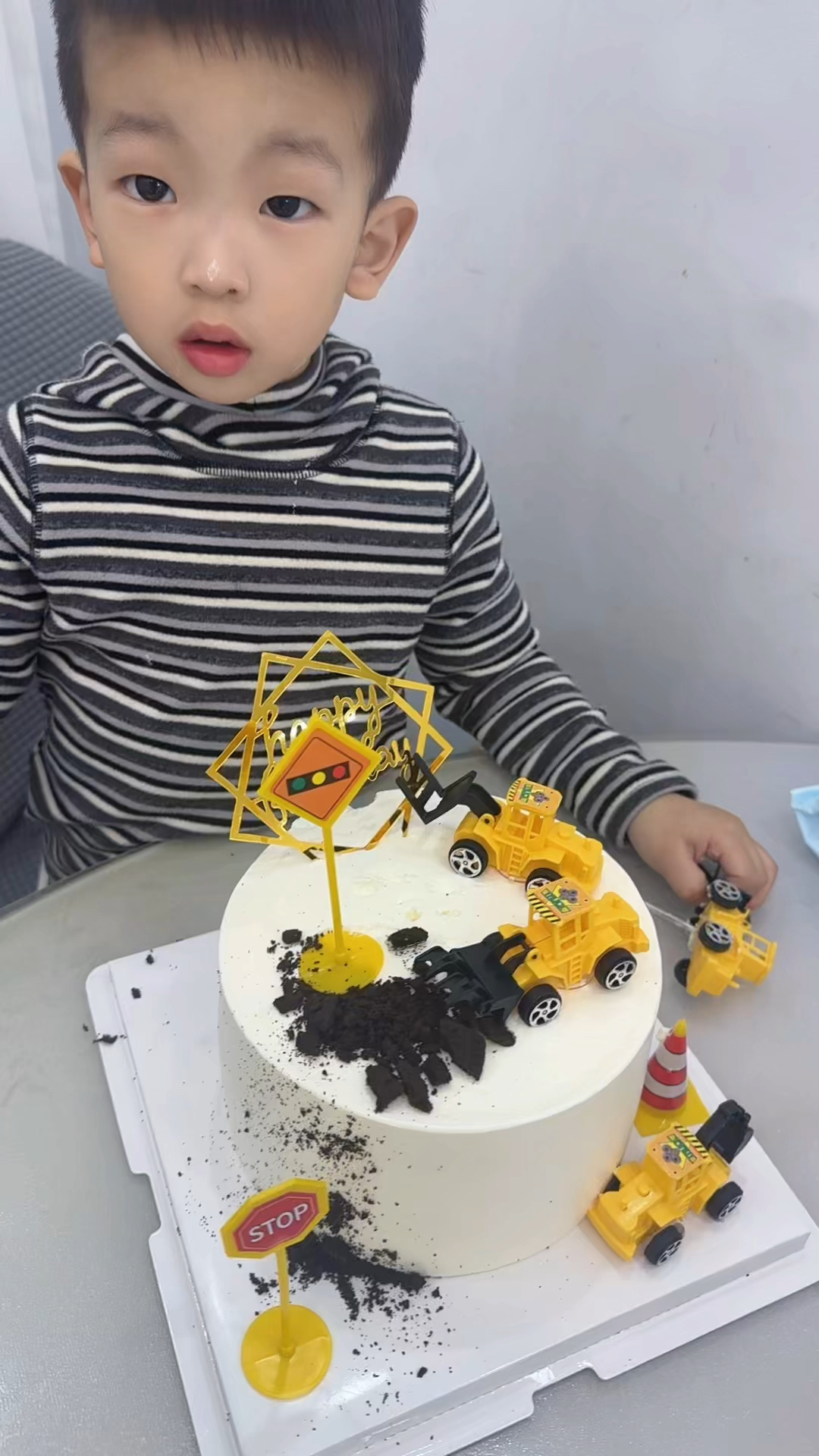 小朋友过生日,买了一个工程车的蛋糕,快来一起吃吧