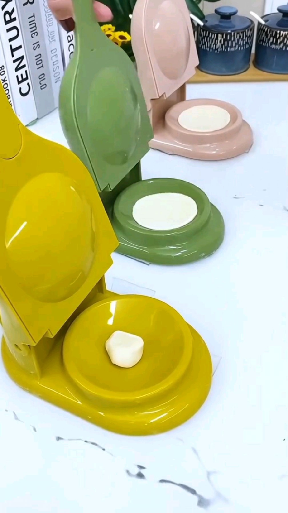 不会包饺子的有福了，有了这个包饺子器，压皮包饺子统统搞定～