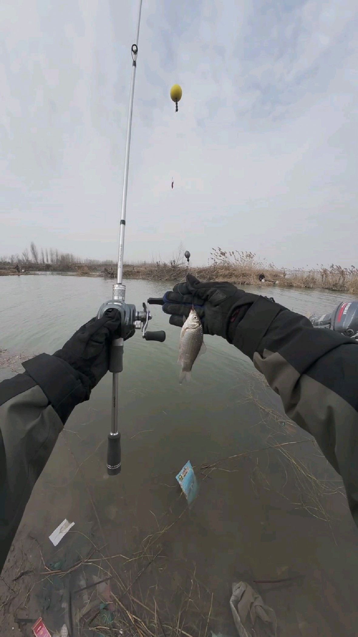 冬钓鲫鱼核心玩法：球球逗钓！路亚竿抛深水，逗钓底鲫稳中鱼！