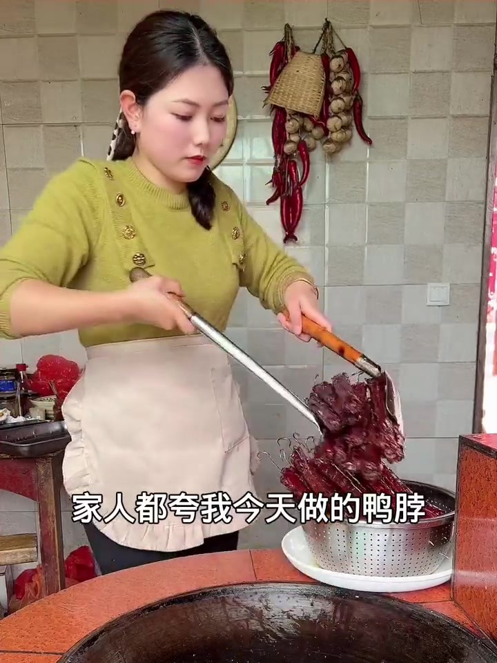 秘制鸭脖一口上瘾全家抢着吃！