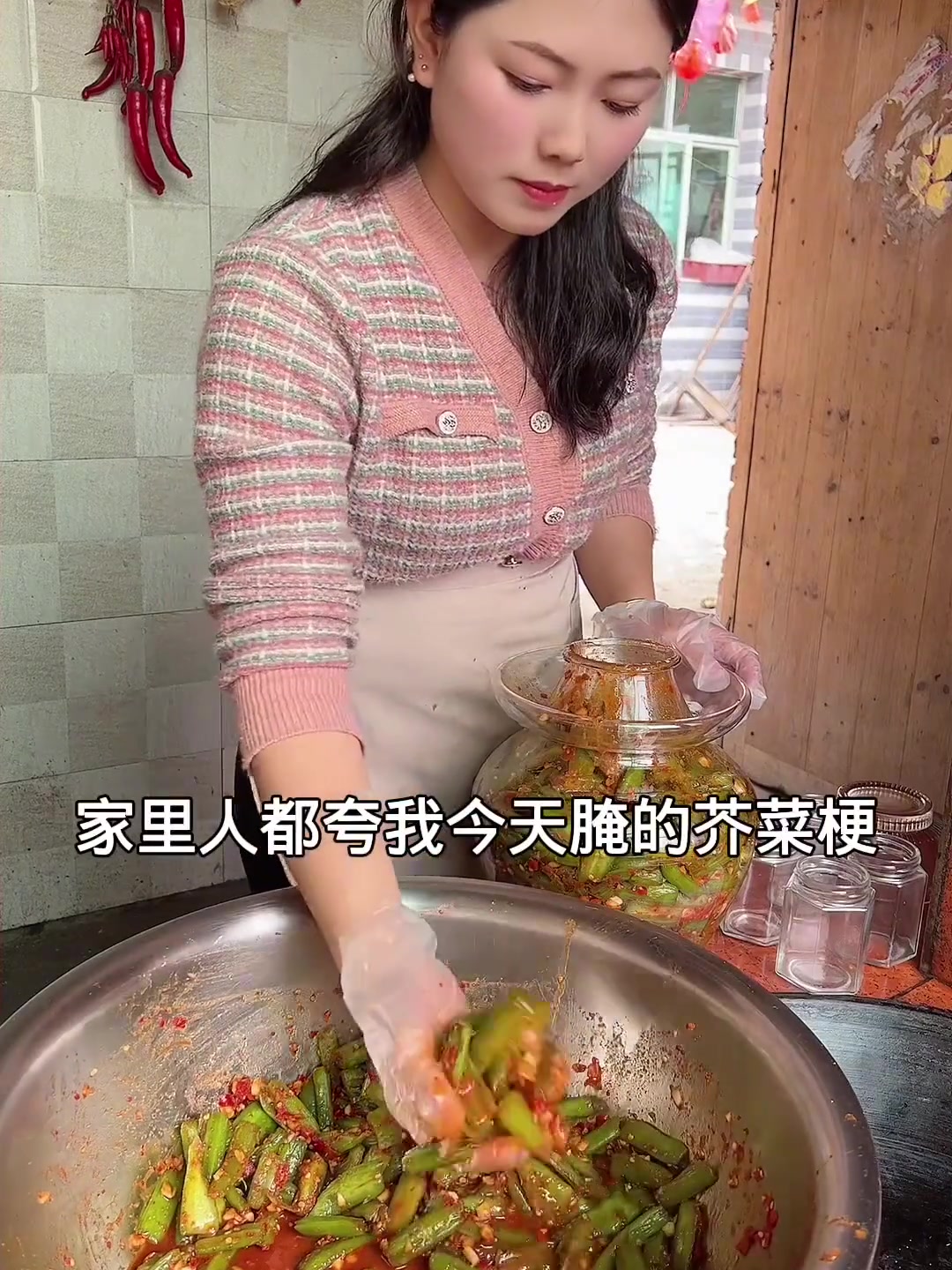 家里芥菜太多了,除了可以做酸菜还可以腌芥菜梗,一到夏天就没胃口,腌上一罐鲜爽开胃