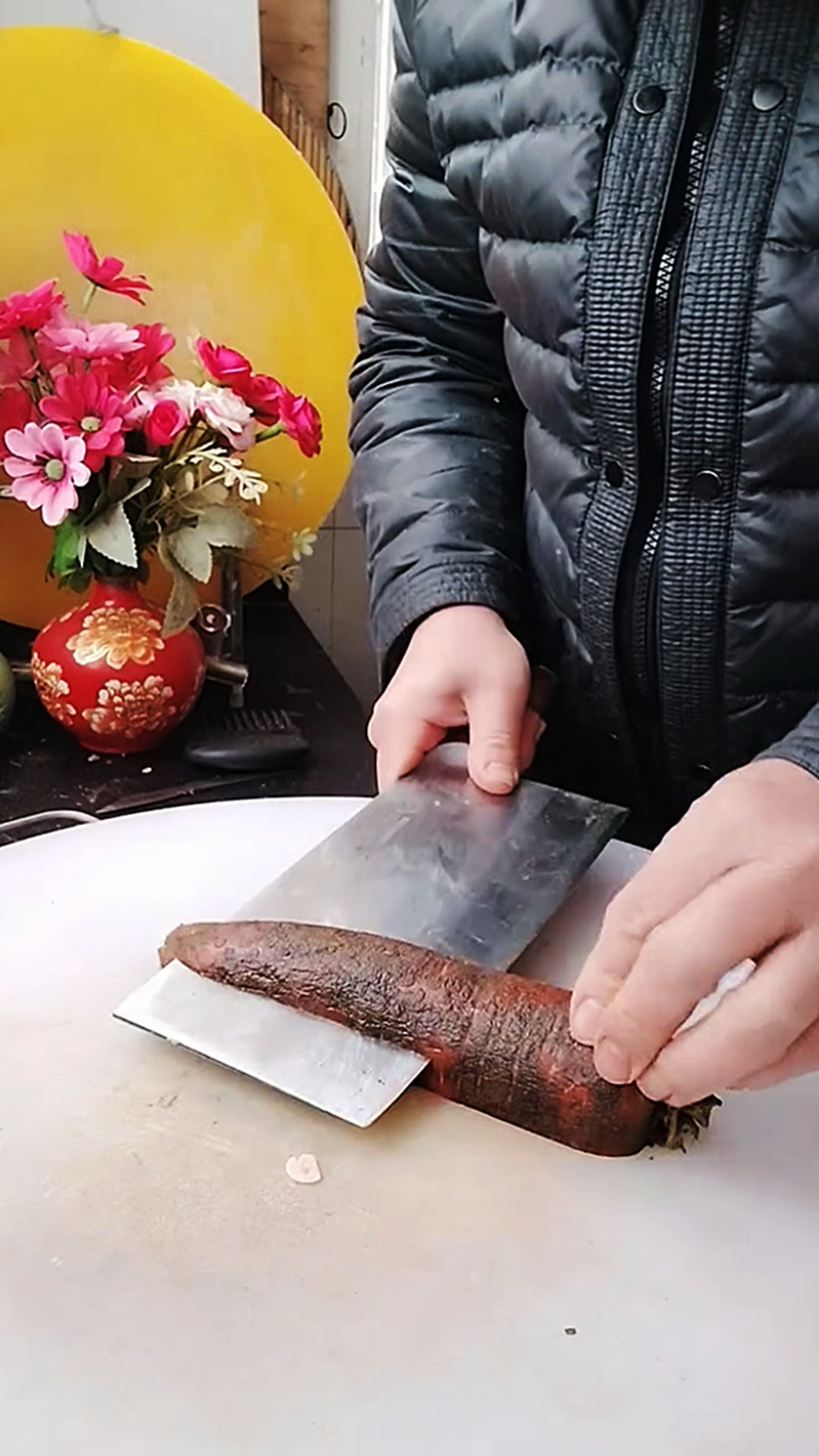 厨师用菜刀改刀胡萝卜