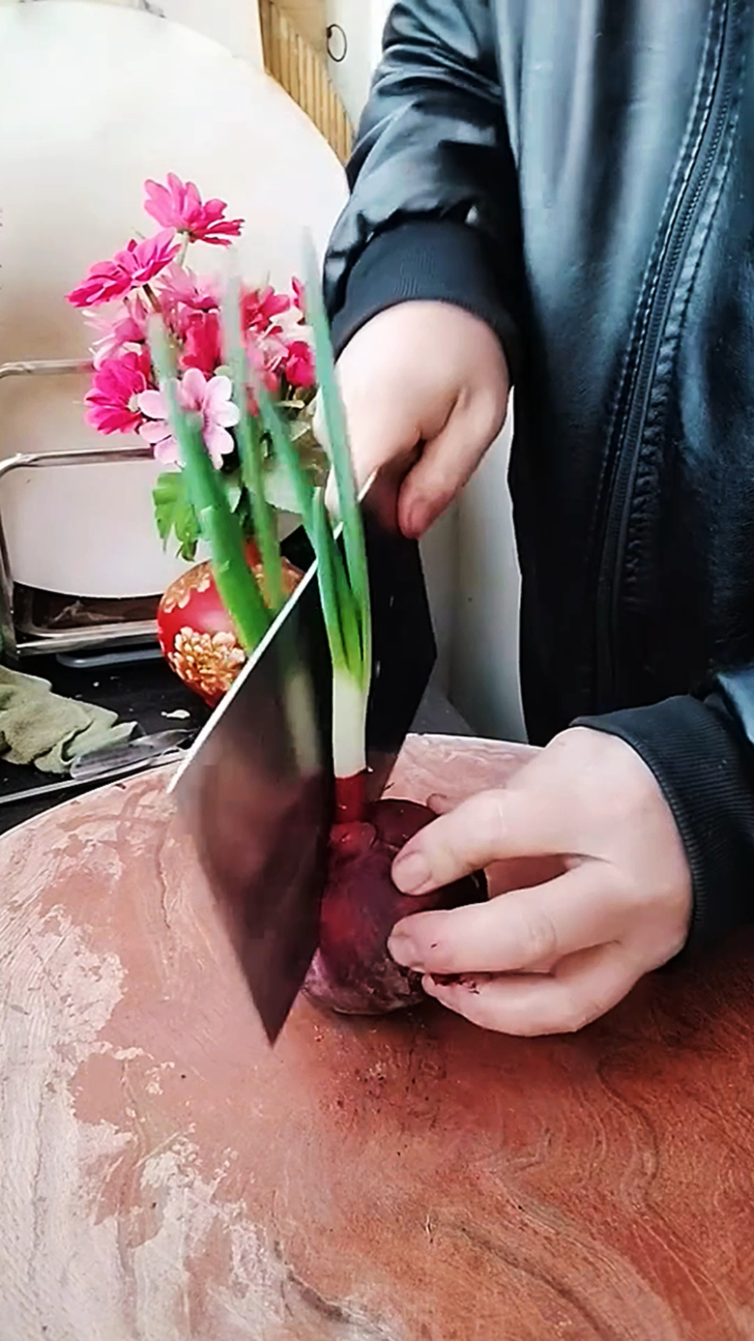 用菜刀快速改刀圆葱