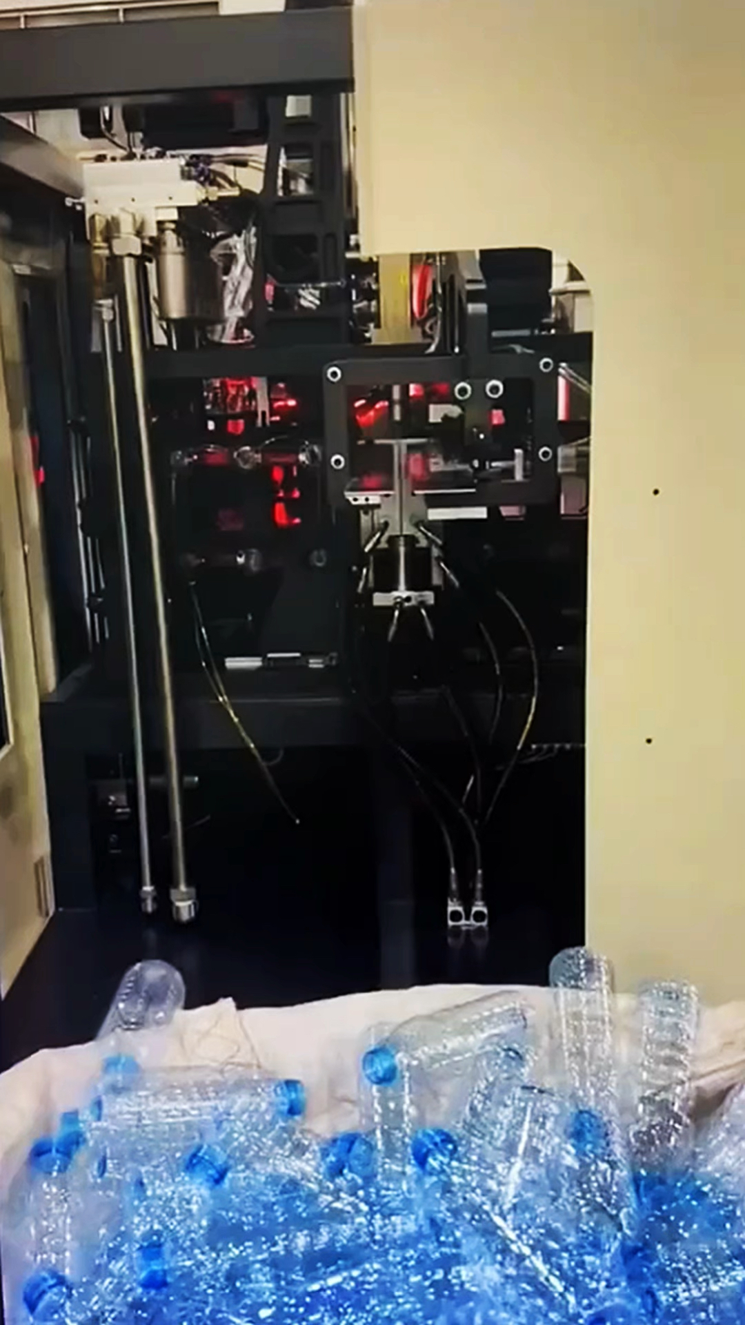 矿泉水瓶子都是用机器制作的