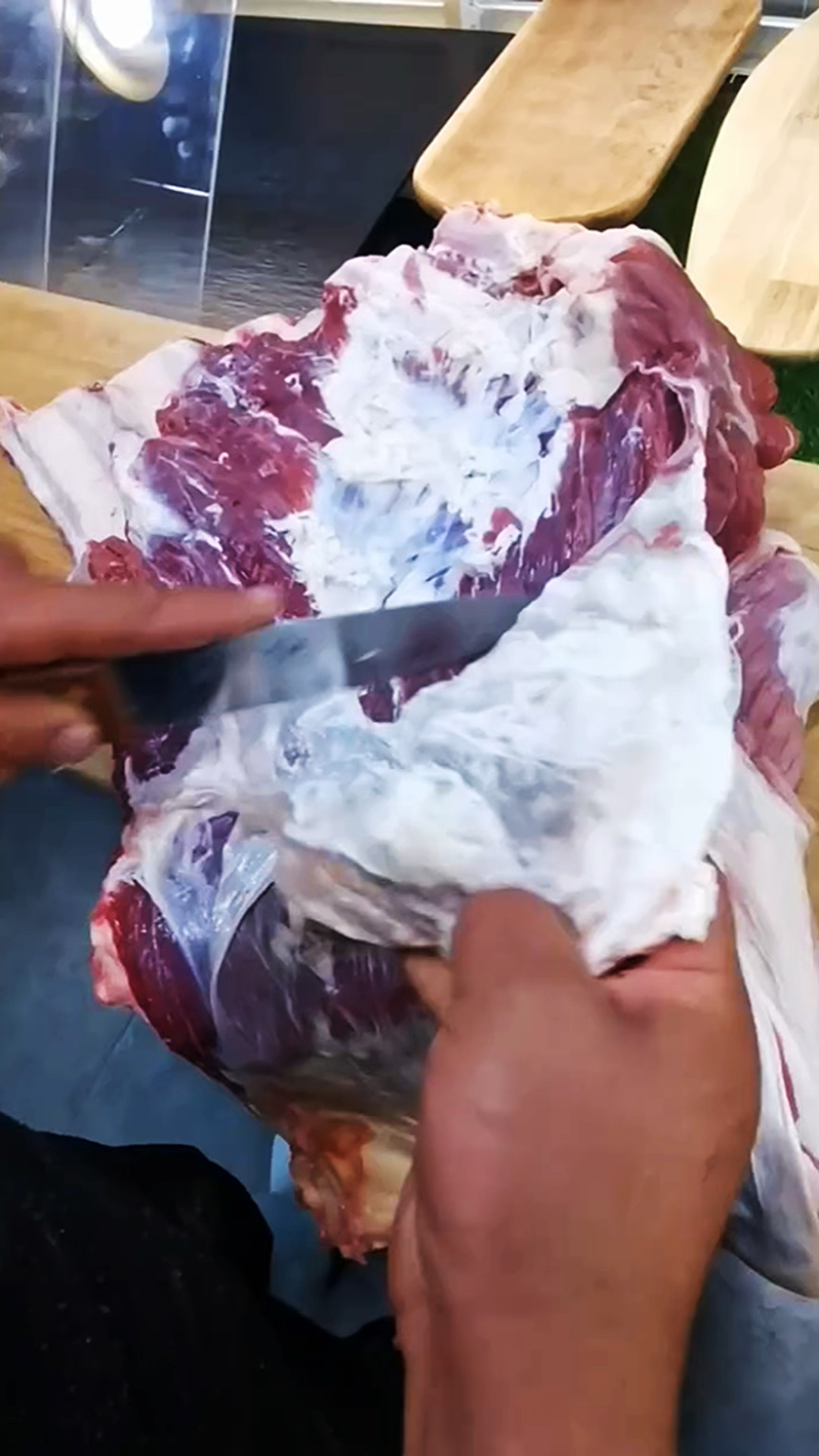 用剔骨刀给牛肉剔筋膜呢