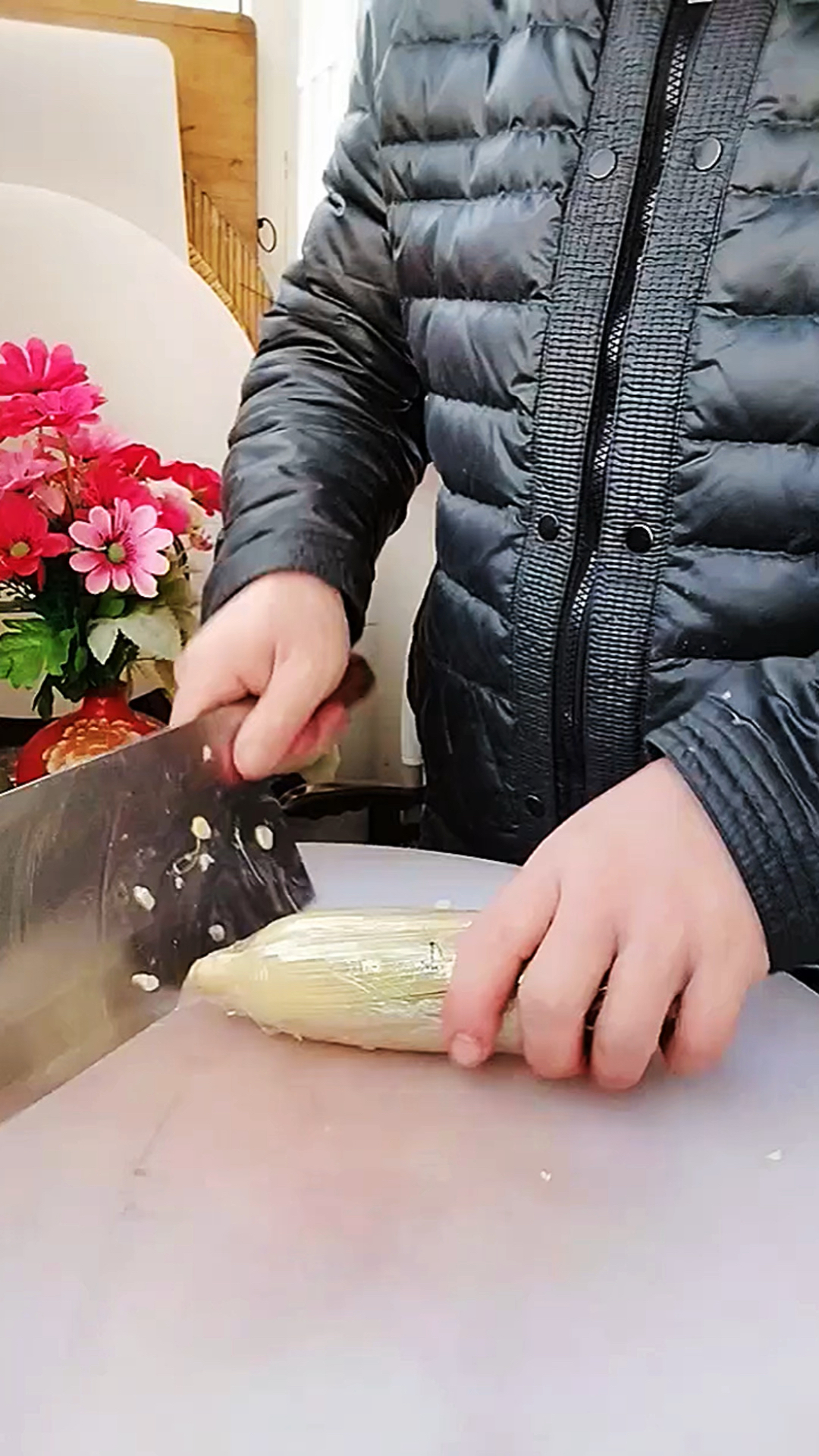 用菜刀快速改刀玉米