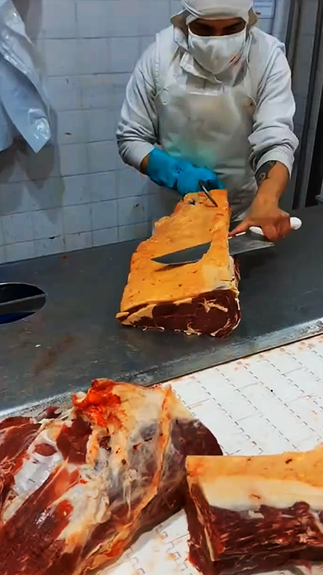 用刀快速分割黄标牛肉