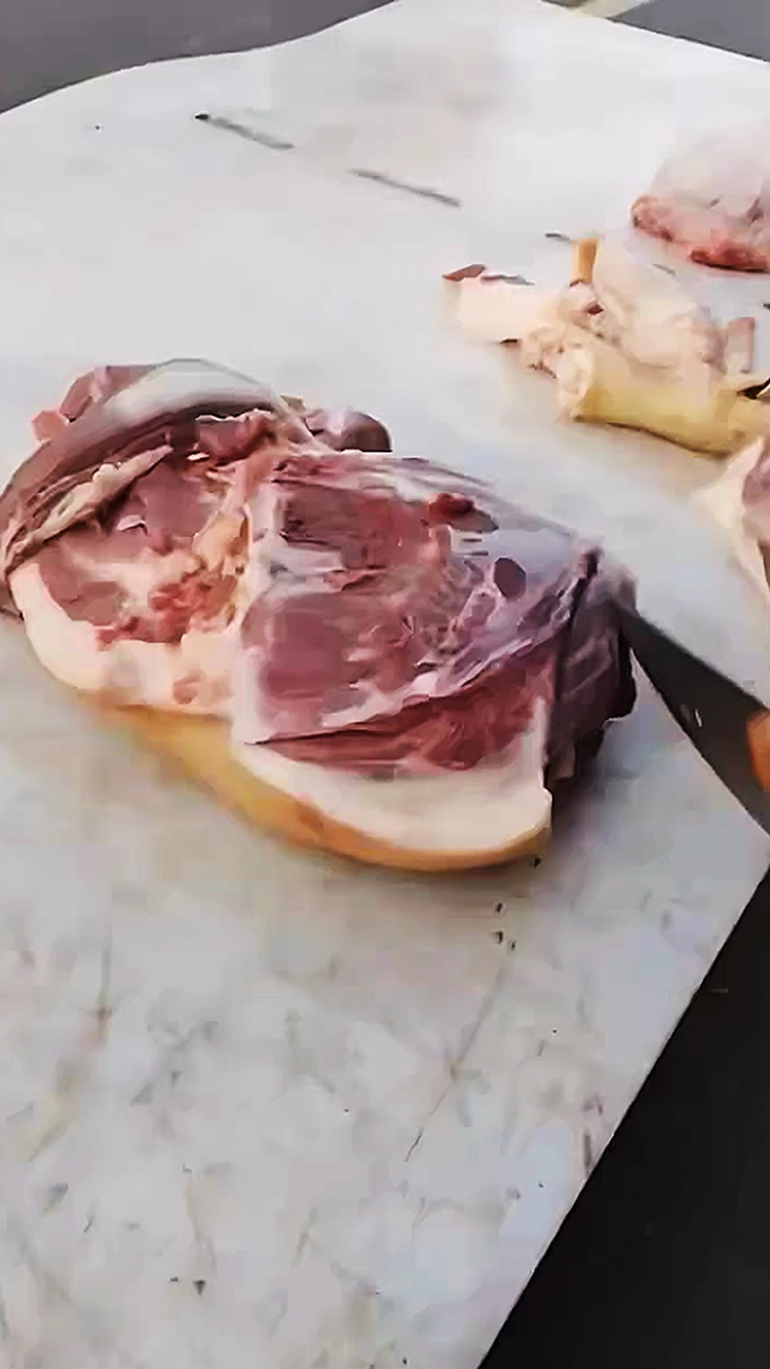 用小刀快速分割猪腿肉