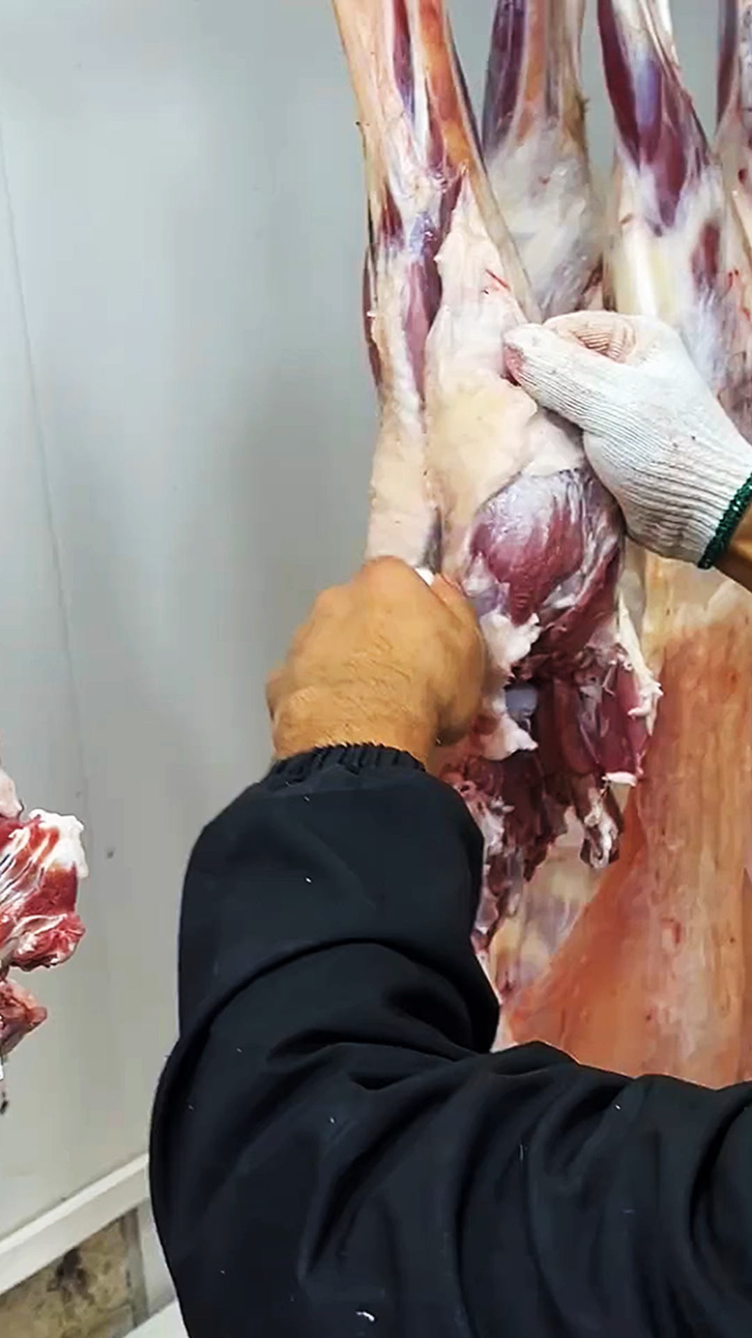 给羊腿剔肉也是一个技术活