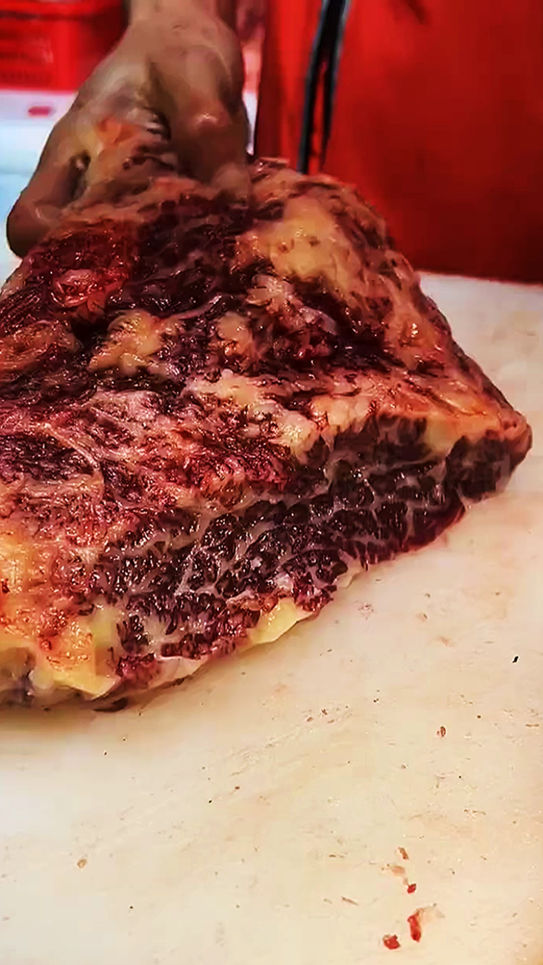 用菜刀快速分割雪花牛肉