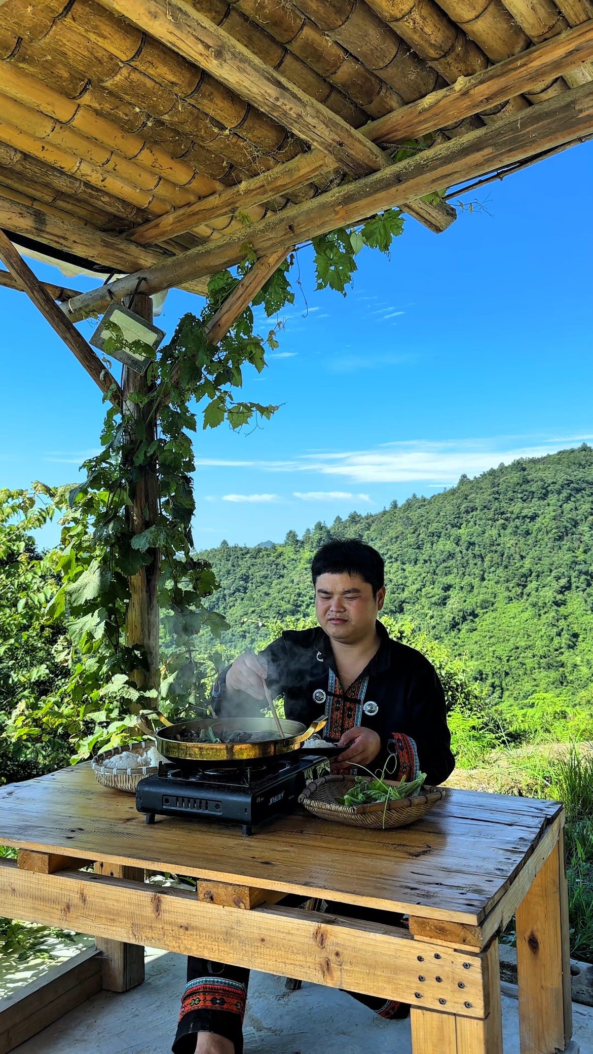 农村简单的一餐，土鸡火锅配上南瓜尖，别有一番风味！