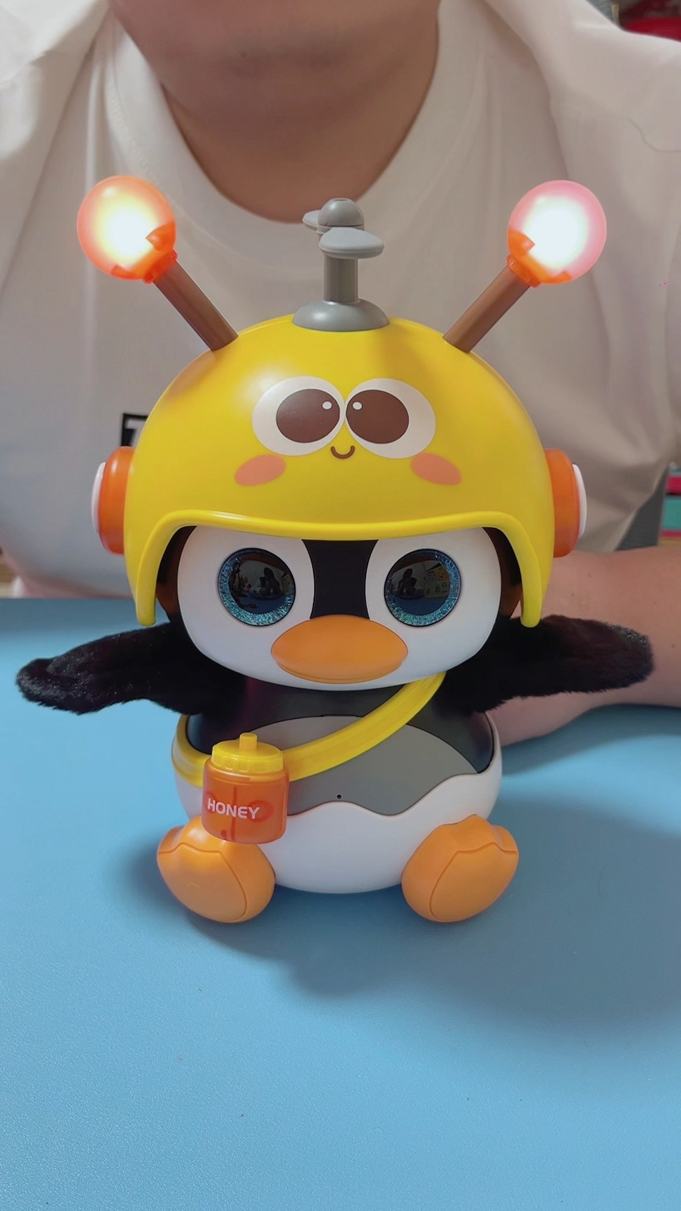 儿童玩具企鹅嗡嗡