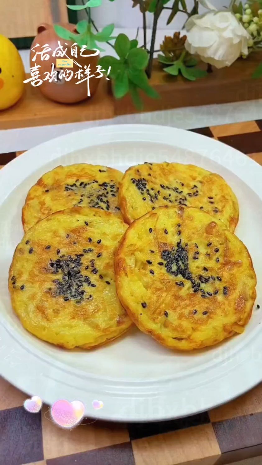 金黄诱人的苹果 鸡蛋 牛奶饼,芝麻点缀,美味十足!